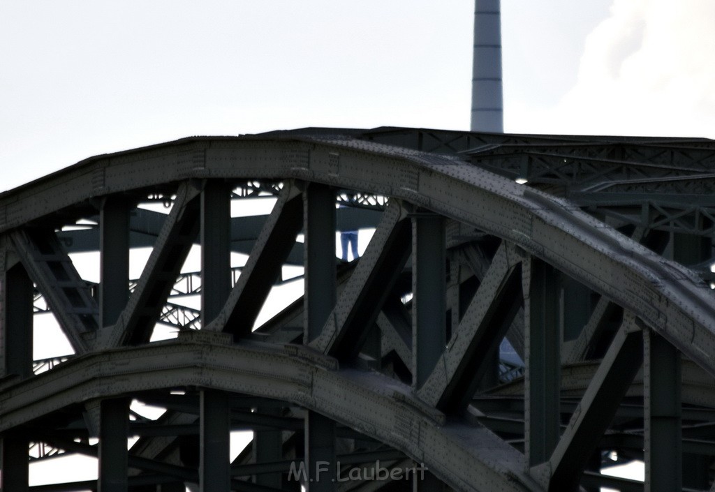 PSpringt kein Suizid Brueckenspringer Koeln Hohenzollernbruecke P089.JPG - Miklos Laubert